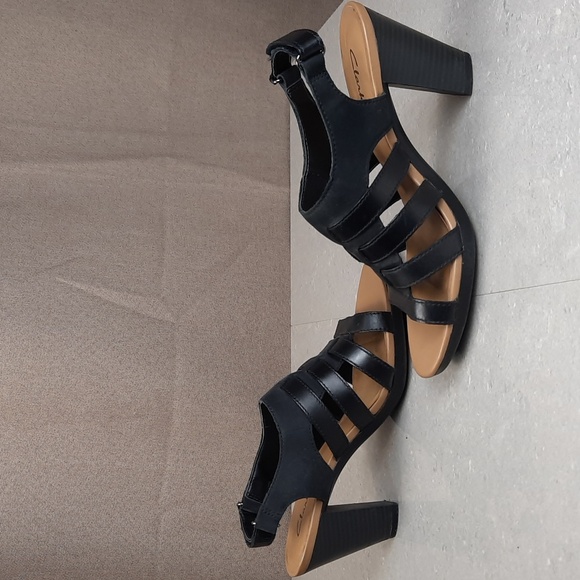 Clarks black leather woven upper heeled sandals, size 8.5 - Picture 7 of 12